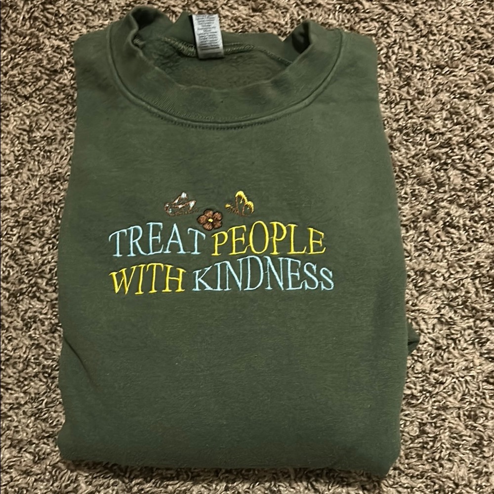 Green Graphic Sweatshirt - Treat People With Kindness